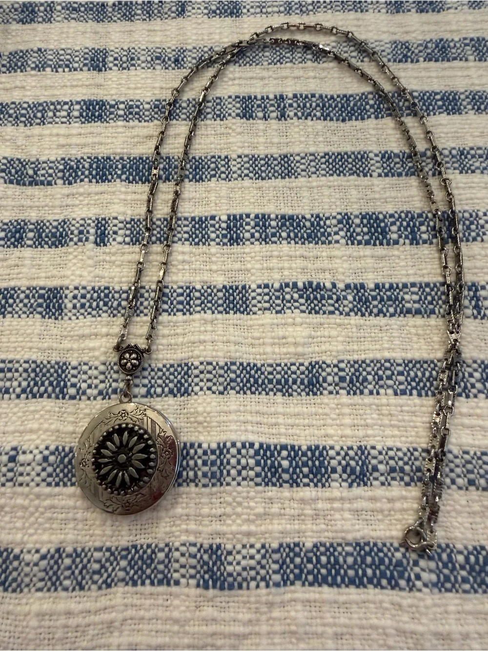 Vintage 1980s Silver Locket 2 Photo Necklace